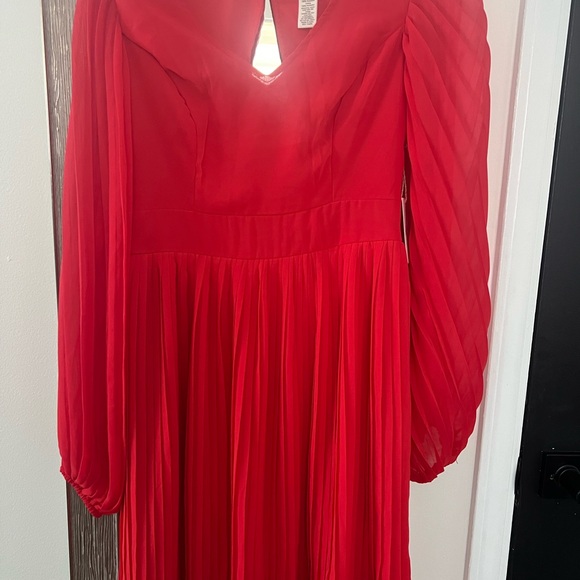 It is a gorgeous granate color dress, perfect to be used in the holiday season. - Picture 4 of 5